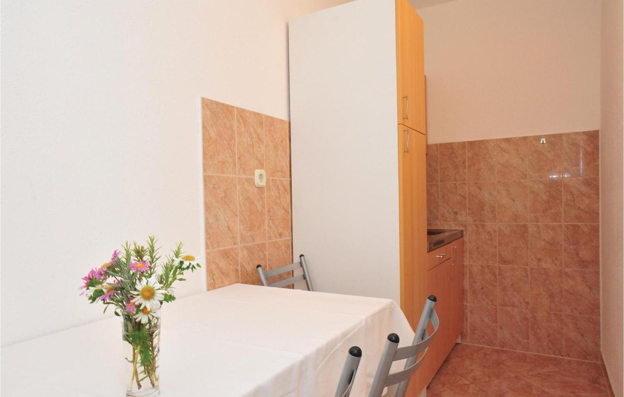 1 Bedroom Awesome Apartment In Lokva Rogoznica Exterior foto