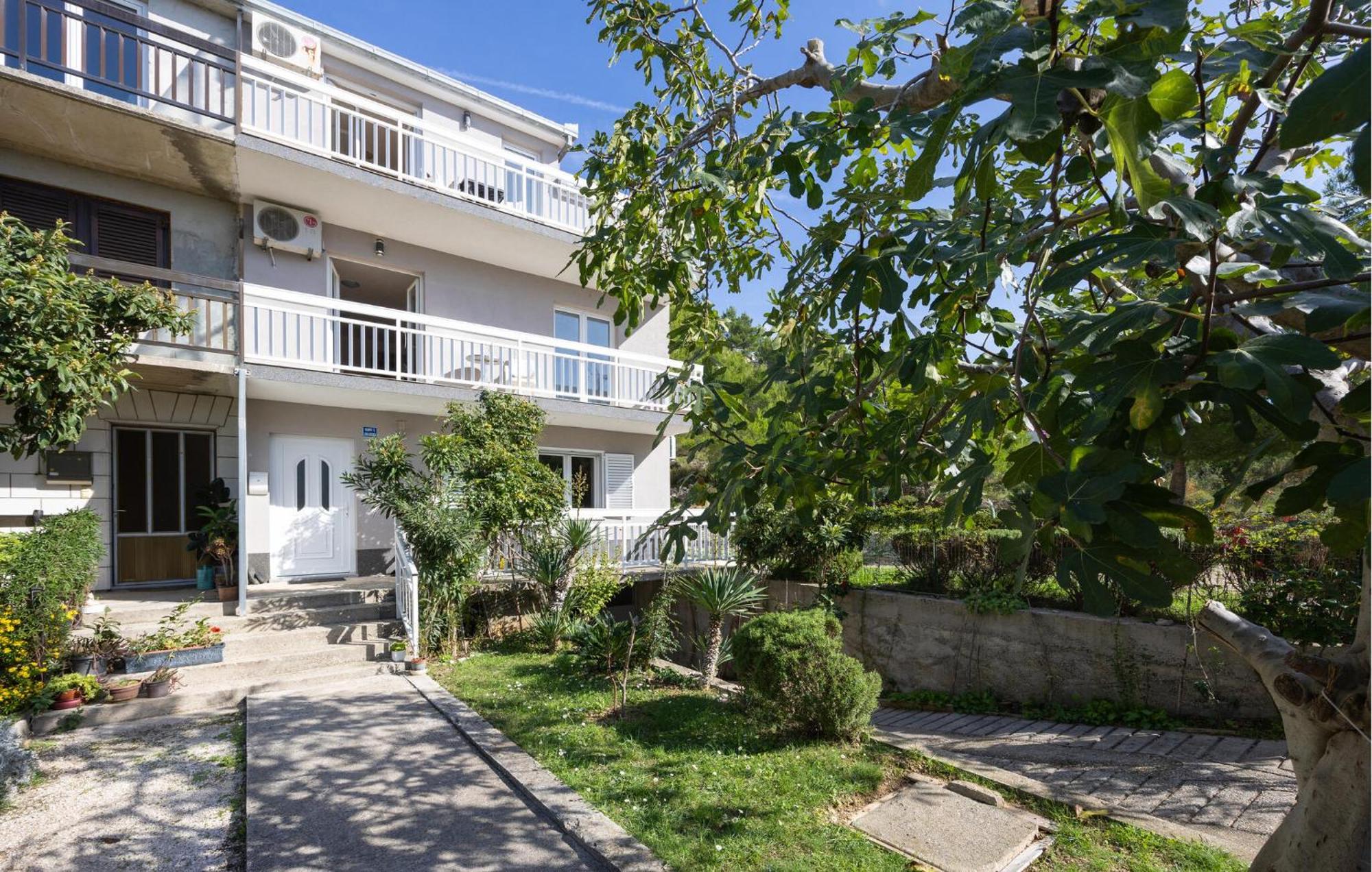 1 Bedroom Awesome Apartment In Lokva Rogoznica Exterior foto